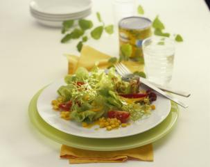 frischer salat mit mais