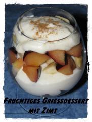 fruchtiges grießdessert mit zimt