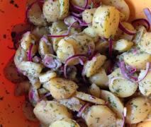 frühkartoffelsalat mit senf honigdressing und kräu