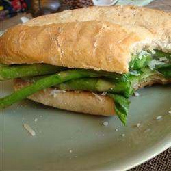 frühlings sandwich mit grünem spargel und parmesan