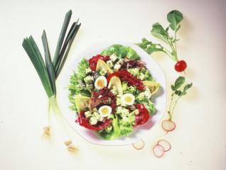 frühlingssalat mit feta und wachteleiern