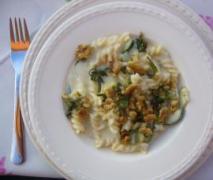 fusilli in frischkäse gorgonzolasoße mit knusprige