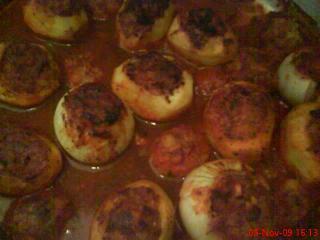 gefüllte kartoffeln und zwiebeln mit kartoffel fleischbällchen in tomaten minz soße arabische art