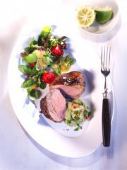 gegrillte lammhüftsteaks mit chili avocado dip