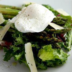 gegrillter grüner spargel mit pochiertem ei auf blattsalat mit zitronen vinaigrette