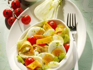 gemischter salat mit fenchel eiern und tomaten