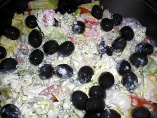 gemischter salat mit fetadressing und oliven