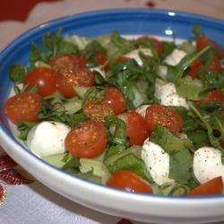 gemischter salat mit mozzarellakugeln bocconcini