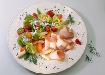 geräucherte putenbrust mit spargel erdbeer salat