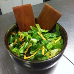 grüner salat mit sauce vinaigrette