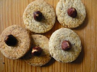 haselnussplätzchen mit ganzen nüssen