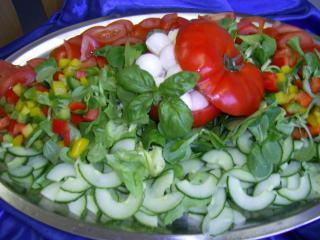 italienische salatplatte mit mozzarella