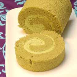 japanische biskuitrolle mit grünem tee