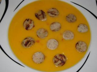 karotten chili käsesuppe mit bratwursteinlage