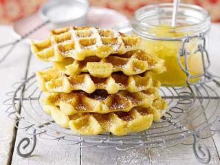 kartoffel waffeln mit puderzucker und apfelkompott