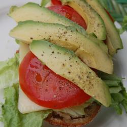 käsesandwich mit avocado und tomaten