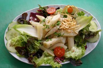 lauwarmer salat aus schwarzwurzeln