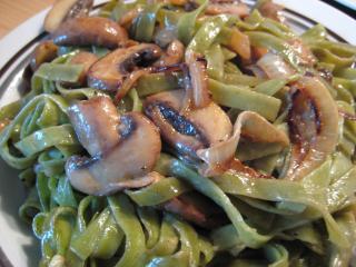 mozzarella champignon pfanne mit bunten bandnudeln