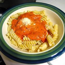 paprika tomaten nudelsauce mit geröstetem knoblauch