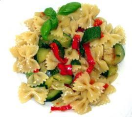 pasta picante mit peperoni zucchini und knoblauch