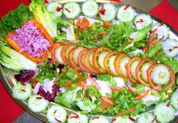pikante salatplatte mit paprika tomaten und gurken