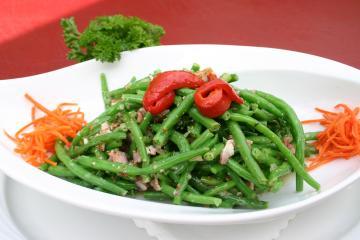 pikanter salat von jungen brechbohnen mit gewürfeltem speck
