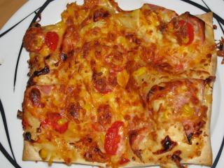 pizzaschnitten mit schinken mais und tomate