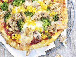 polenta pizza mit brokkoli und walnüssen