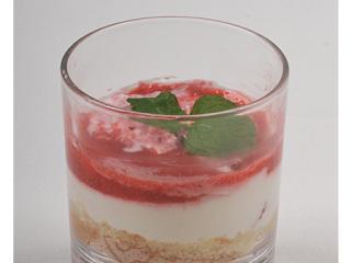 quark sahne creme mit feiner ingwernote und erdbeermus an rum biskuit