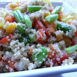 quinoa salat mit rohem gemüse