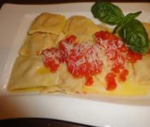 ravioli mit putenfüllung und tomatenöl