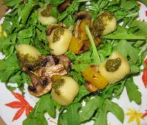 rucola salat mit champignons und mini knödel