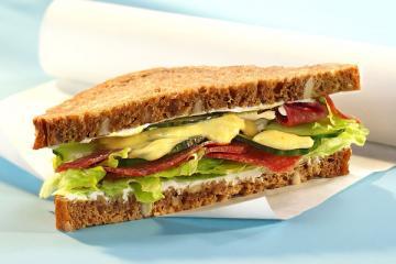 salami vollkorn sandwich
