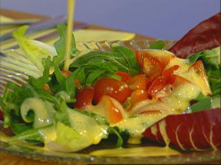 salat von rucola und kirschtomaten mit weißer balsamico zabaione
