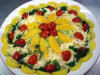 salatplatte mit weißkraut bunten tomaten gurke und orangen