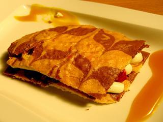 sandwich von marmoriertem biskuit mit mascarpone creme und himbeeren