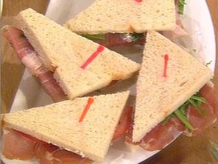 sandwiches belegt mit räucherschinken tomate und ruccola