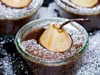 schoko muffin mit eingebackener gefüllter birne