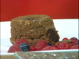 schokoladenkuchen mit flüssigem kern und marinierten beeren