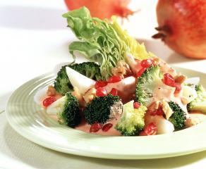 schwarzwurzel brokkoli salat mit walnüssen und granatapfel