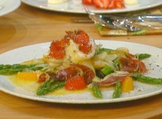 seeteufel an salat von grünem spargel mit tomaten confit