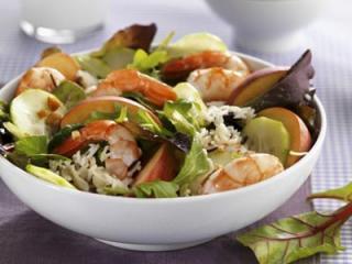 shrimps salat mit gurke und dill sahne soße