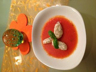 sinnliche tomaten karotten suppe mit kräuter bergkäse nockerln