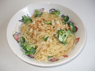 spaghetti mit brokkolisauce und mandeln