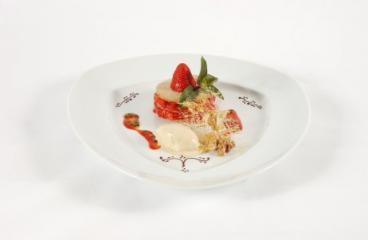 strawberry shortcake mit walnusskrokant und balsamicoeis