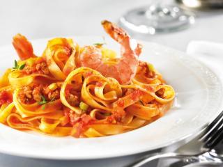 tagliatelle mit bolognese sauce alla surf and turf mit gebratenen scampi