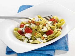 tagliatelle mit gorgonzola und tomaten