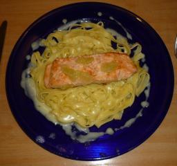 tagliatelle mit lachs auf zitronensoße