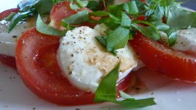 tomaten mozzarella salat mit grünem pfeffer
