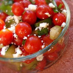 tomatensalat mit basilikum gurke und feta